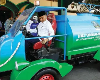  ?? DIPTA WAHYU/JAWA POS ?? BAHAN MOBIL BEKAS: Kepala Dispendik Jatim Wahid Wahyudi naik mobil anti-Covid-19 kemarin.