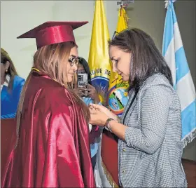  ?? CORTESÍA ?? Acto. Rocío Apolo, la mejor graduada de la primera promoción de Unedis