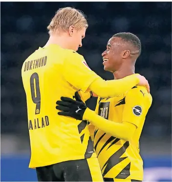  ?? FOTO: SÖREN STACHE/DPA ?? Dortmunds Fans träumen von diesen beiden als Sturmduo der nahen Zukunft: Erling Haaland (l.) und Youssoufa Moukoko umarmen sich nach Spielende in Berlin.