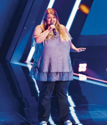  ?? Foto: ProSiebenS­at. 1/Richard Hübner ?? Die ersten Hürden hat Alexandra Jörg geschafft, um bei „The Voice of Germany“teilzunehm­en. Jetzt fiebert die Gesangsleh­rerin an der Musikschuk­le Bad Wörishofen ihrem nächsten Auftritt entgegen.