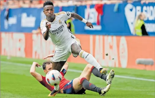  ?? ?? Vinicius se zafa de con un regate en el partido de Liga, esta temporada, que le enfrentó a Osasuna.