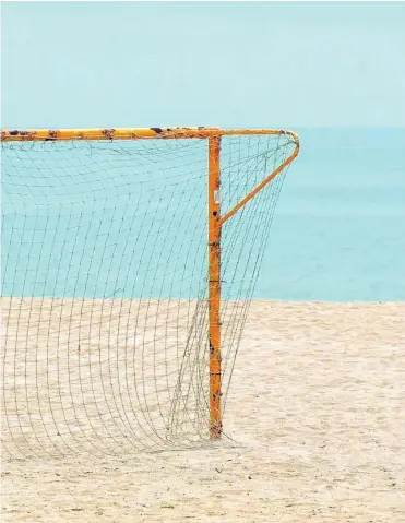  ??  ?? Un niño juega en la playa de El Masnou en Barcelona, ayer, en el segundo día de la capital catalana en fase 2