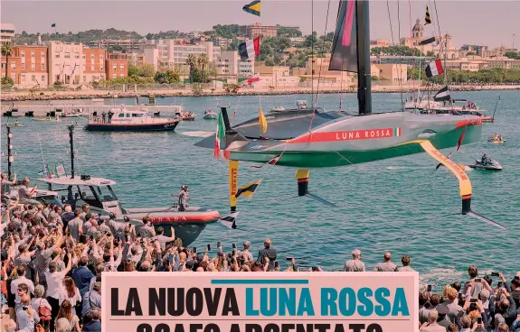  ?? ?? Che festa
Il momento in cui ieri, a Cagliari, Luna Rossa è stata messa in acqua: il molo è diventato uno stadio