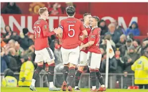  ?? FOTO: THOMPSON/AP ?? Manchester United gewinnt und feiert als Team: Antony (r.) jubelt hier mit den Kollegen über sein Tor um Ligapokal gegen Charlton Athletic.