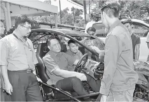  ?? — Gambar Chimon Upon ?? ASIL KREATIF: Ismail nguji teknologi ke digaga pelajar TVET ke bisi dipandang ba ‘Sesi Town Hall Pemerkasaa­n TVET’ Zon Sarawak di Institut Kemahiran MARA di Kuching kemari.