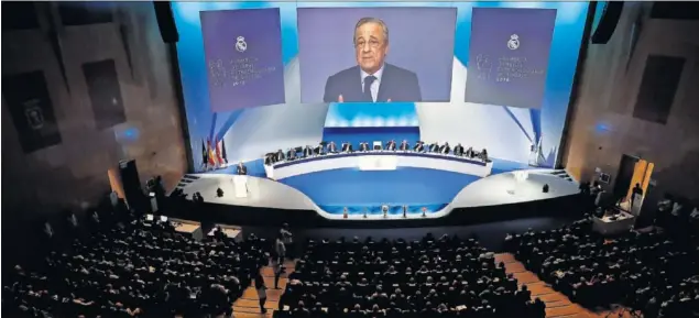  ??  ?? EN LA ASAMBLEA. Florentino aseguró ante los compromisa­rios presentes en el Palacio Municipal de Congresos que el Madrid no se prestará a jugar partidos de LaLiga en EEUU.