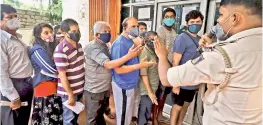  ?? PTI ?? People argue with police personnel at a Covid-19 vaccinatio­n centre after vaccine shortage, at Mallathaha­lli in Bengaluru on Tuesday. —