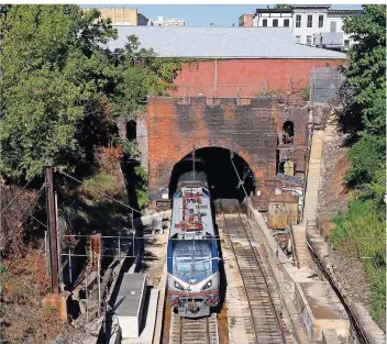  ?? FOTO: SEMANSKY/PICTURE ALLIANCE ?? Der Baltimore & Potomac Tunnel an der US-Ostküste ist arg in die Jahre gekommen. 1873 wurde er errichtet, seitdem kaum modernisie­rt. Das macht ihn zum Nadelöhr.