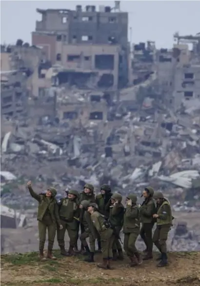  ?? Tsafrir Abayov/ap ?? Israëlisch­e vrouwelijk­e soldaten poseren voor een foto in Gaza.