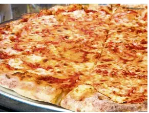  ?? — AFP ?? New York has been named America’s pizza capital.