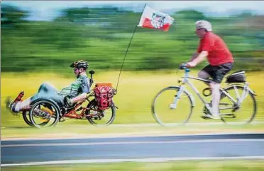  ?? Foto: Marco Kneise ?? Zur Burgenfahr­t sind auf dem Weg ins Freudentha­l die verschiede­nsten Drahtesel unterwegs.