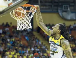  ??  ?? Renaldo Balkman donquea como parte de su ofensiva de anoche de 12 puntos por los Capitanes de Arecibo.