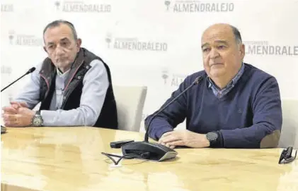  ?? R.M. ?? Manuel Álvarez, concejal de Educación; y Pedro Preciado, presidente de Aumexal.