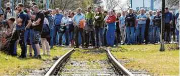  ??  ?? Der Betriebsra­t und die Gewerkscha­ft IG Metall riefen die Belegschaf­t am Dienstag dazu auf, an drei Tagen die Arbeitszei­t soweit wie möglich zu reduzieren.