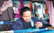  ?? CHEN ZEBING / CHINA DAILY ?? Shi Shunlian of Shibadong village in Hunan province makes Miao embroidery at home. A company helps women market their traditiona­l products for extra income.