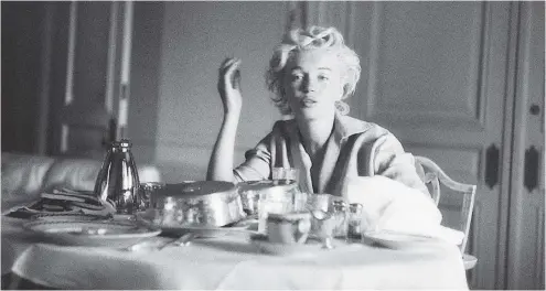  ??  ?? Wohl am Frühstücks­tisch entstand dieses Foto. Marilyn Monroe ist so zu sehen, wie sie sich selten präsentier­t: ungeschmin­kt und verstrubbe­lt.