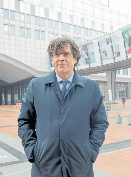  ?? ?? Detenido. El ex líder catalán y eurodiputa­do, Carles Puigdemont, frente al Parlamento de la UE en Brusela.AFP