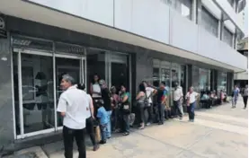  ?? /AP ?? Los venezolano­s hacen largas filas en el banco, por ejemplo, para que les den 10 mil bolívares, el equivalent­e a casi ¢2 mil