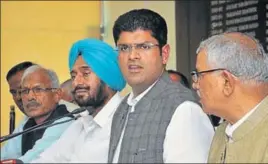  ?? KARUN SHARMA/HT ?? ■ INLD MP from Hisar Dushyant Chautala addressing a press conference in Chandigarh on Saturday.