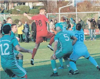  ?? FOTO: ALEXANDER HOTH ?? Nach dem Derby gegen den VfL Brochenzel­l (Patrick Keller beim Kopfball) trifft der TSV Meckenbeur­en um Torwart Maximilian Divy im nächsten Derby am Samstag auf den SV Kressbronn.