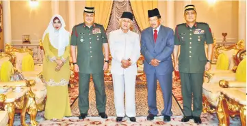  ??  ?? Taib (centre) in a group photo with the organising committee of IAF 2017. He is flanked by Mohd Zaki on his right and Misnu, while Subari and Fauziah are at respective right and left. — Penerangan photo