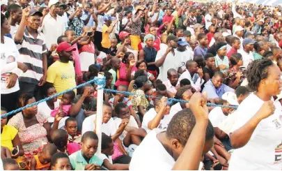  ?? — Picture by Tawanda Mudimu ?? ZANU-PF supporters at an impromptu rally which was addressed by President Mnangagwa at Nyamhunga Stadium in Kariba yesterday.