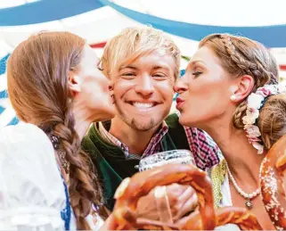  ?? Foto: Kzenon, stock.adobe.com ?? Wer sich in seinem Trachtenou­tfit wohlfühlt, hat auf der Wiesn 2018 gut lachen.