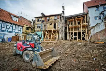  ?? FOTO: DANIEL VOLKMANN ?? Das ehemalige Gasthaus „Goldener Stern“am Obermarkt (hier in der Rückansich­t) ist eines der Objekte, dass die Stadt vor dem Verfall rettete und nun für einen potenziell­en Käufer aufbereite­t.