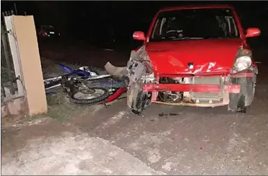  ??  ?? Een motorfiets is aangereden door een auto aan de Catharina Sophiastra­at in Saramacca. De motorfiets­er overleed ter plekke. (Actionfoto: Shaylendra Jarbandhan)
