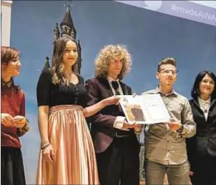  ?? OSCE/ Arnaud Roelofsz ?? Estudiante­s de de Jajce, Bosnia y Herzegovin­a, recibiendo el Premio Max van der Stoel, el 9 de noviembre, en La Haya