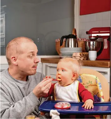  ?? Plötzlich kümmert sich Papa um das Baby: Das kommt inzwischen immer häufiger vor. Hier erzählen fünf Väter, was sie während der Elternzeit erlebt haben. Foto: atlang, Fotolia ??