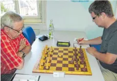  ?? FOTO: SCHACHVERE­IN ?? Mit einem fantastisc­hen Damenopfer gelang Alexander Mayer (rechts) ein grandioser Sieg gegen Tabellenfü­hrer Armin Vogler.