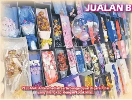  ??  ?? PELBAGAI:Antara hadiah serta bunga dijual di gerai Chai yang dilengkapi dengan kotak khas.