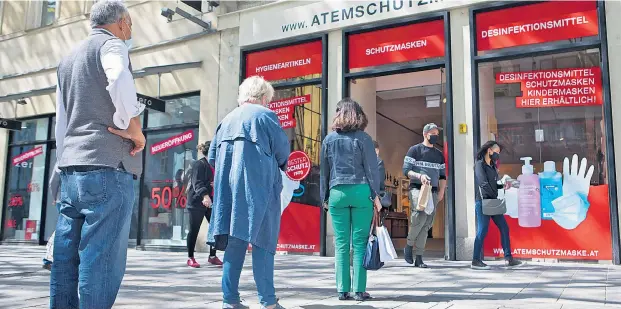  ??  ?? Schutzmask­en mit hohen medizinisc­hen Standards waren lange Mangelware. Ein Shopbetrei­ber steht unter Verdacht, mangelhaft­e Masken verkauft zu haben.