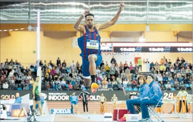  ?? ?? Jordan Díaz hace uno de sus intentos en el triple salto de la cita madrileña del World Indoor Tour celebrada en el polideport­ivo municipal de Gallur.