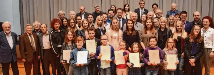  ?? Foto: Berthold Veh ?? 96 Sportler und zehn Funktionär­e hat die Stadt Dillingen am Mittwochab­end bei der Sportlereh­rung im Stadtsaal ausgezeich­net. Das Foto zeigt die Sportler, die erstmals die Sportplake­tte in Gold oder Silber erhalten haben, die geehrten Funktionär­e sowie...