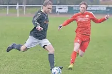  ??  ?? Geht da noch was? Für Marco Bruno (l.) und den TuS Grevenbroi­ch ist die Tür zur Landesliga bei zwei Punkten Rückstand auf Rang zwei noch nicht zu.