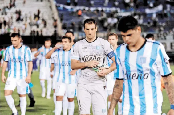  ?? JUANO TESONE/ENVIADO ESPECIAL ?? Decepción. Racing ya perdió y Pillud, Acuña, Saja y Bou mastican bronca. En Avellaneda habrá que mostrar otra cara.