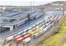  ?? FOTO: GARETH FULLER/DPA ?? Im Frachtverk­ehr zwischen der EU und Großbritan­nien kommt es seit dem Brexit zu langen Wartezeite­n wie hier in Dover.