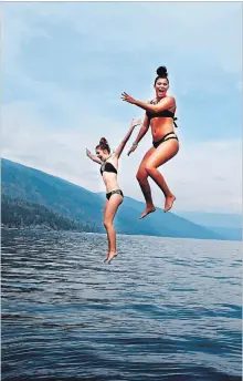  ??  ?? The girls ham it up mid-air while jumping off the top deck of the houseboat.