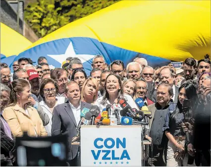  ?? ?? Caracas. La líder opositora María Corina Machado ofrece declaracio­nes a la prensa durante un acto de calle.