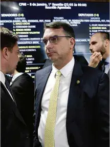  ?? Pedro França/agência Senado ?? Deputados Delegado Ramagem e Eduardo Bolsonaro, e o senador Flávio Bolsonaro na CPI