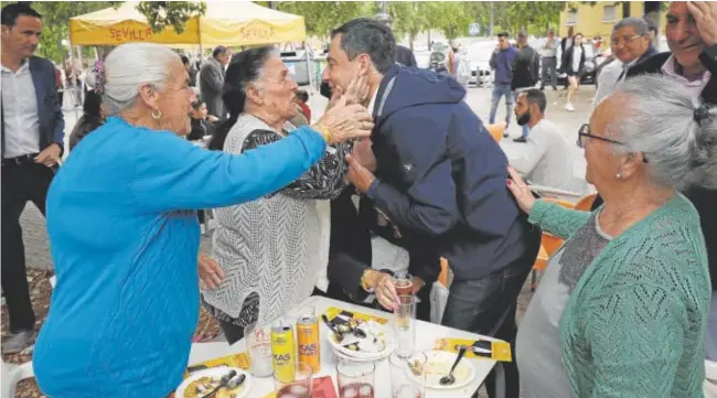  ?? ?? Vecinas de Las Letanías recibieron ayer de esta forma cariñosa al presidente de la Junta Juanma Moreno // JUAN FLORES