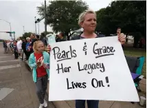  ?? Associated Press ?? Kelly Yates holds a sign Saturday as she waits for the motorcade carrying former first lady Barbara Bush in College Station, Texas.
LEFT: