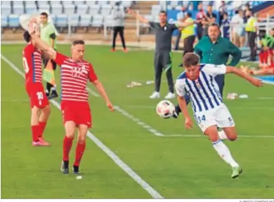  ?? ALBERTO DOMÍNGUEZ ?? Álvaro Vázquez intenta evitar que el balón salga del terreno de juego en el choque del pasado domingo.