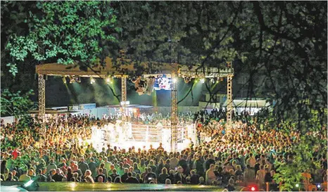  ?? FOTO: VOLKER STROHMAIER ?? Circa 3000 Zuschauer verzeichne­ten die Veranstalt­er bei der sechsten Boxnacht in Laubach.