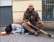  ?? (Photo A.B.) ?? Rémi « bambou » avec son instrument de musique australien, un didgeridoo, et sa chienne Boussole.