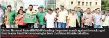  ?? PIC BY NIMALSIRI EDIRISINGH­E ?? United National Party (UNP) MPS leading the protest march against the sacking of their leader Ranil Wickremesi­nghe from the Prime Ministeria­l office.