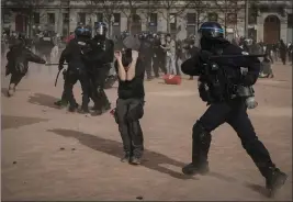  ?? LAURENT CIPRIANI — THE ASSOCIATED PRESS ?? Police officers scuffle with protesters during a demonstrat­ion in Lyon, France, on Thursday. Protesters are fighting against a new higher retirement age.