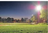  ?? FOTO:
STADT ERKRATH ?? Auf dem Sportplatz Unterfeldh­aus gehen dienstags und donnerstag­s von 17 bis 21 Uhr die Lichter an.